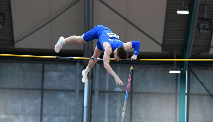 Jonathan Hummel (LG Leinfelden) steht erfolgreich in der Luft.