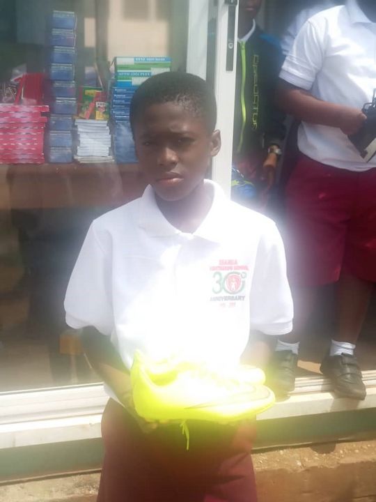 500 Paar Sportschuhe für Kinder in Ghana