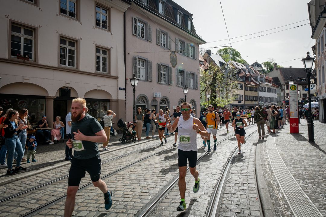 Rund 13.000 Läufer:innen aus 90 Nationen beim MEIN FREIBURG MARATHON 2024