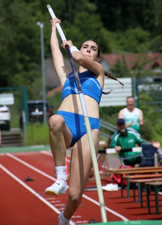 Leichtathletik-Meeting in Weisenbach: Kugelstoß-Rekord durch Simon Bayer / Stabhoch-Rekord eingestellt