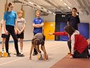Gemeinsam an der Perfomance der jungen Schützlinge arbeiten