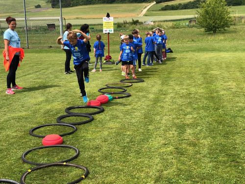 Weite Sätze und Würfe bei „WLV Kinderleicht-Athletik VOR ORT“ in Steinheim am Albuch