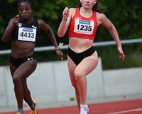Celine Böer (LG Region Karlsruhe, rechts im Bild) setzt sich gegen Jessica Koch (TSV Crailsheim) und Wideline Haisch (MTG Mannheim, links im Bild) auf den 200 Metern der Frauen durch.