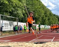 Klappt mit zwei, drei Mal Üben auch und macht viel Spaß: Stabhweitsprung
