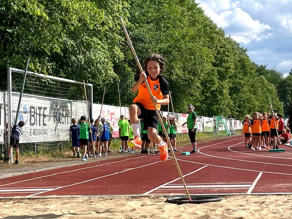 Klappt mit zwei, drei Mal Üben auch und macht viel Spaß: Stabhweitsprung